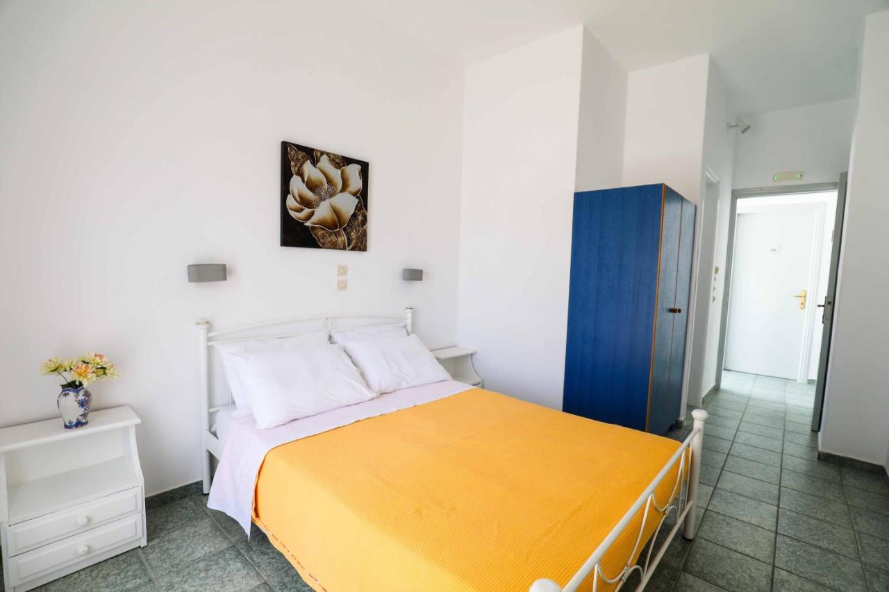 Finikas Santorini