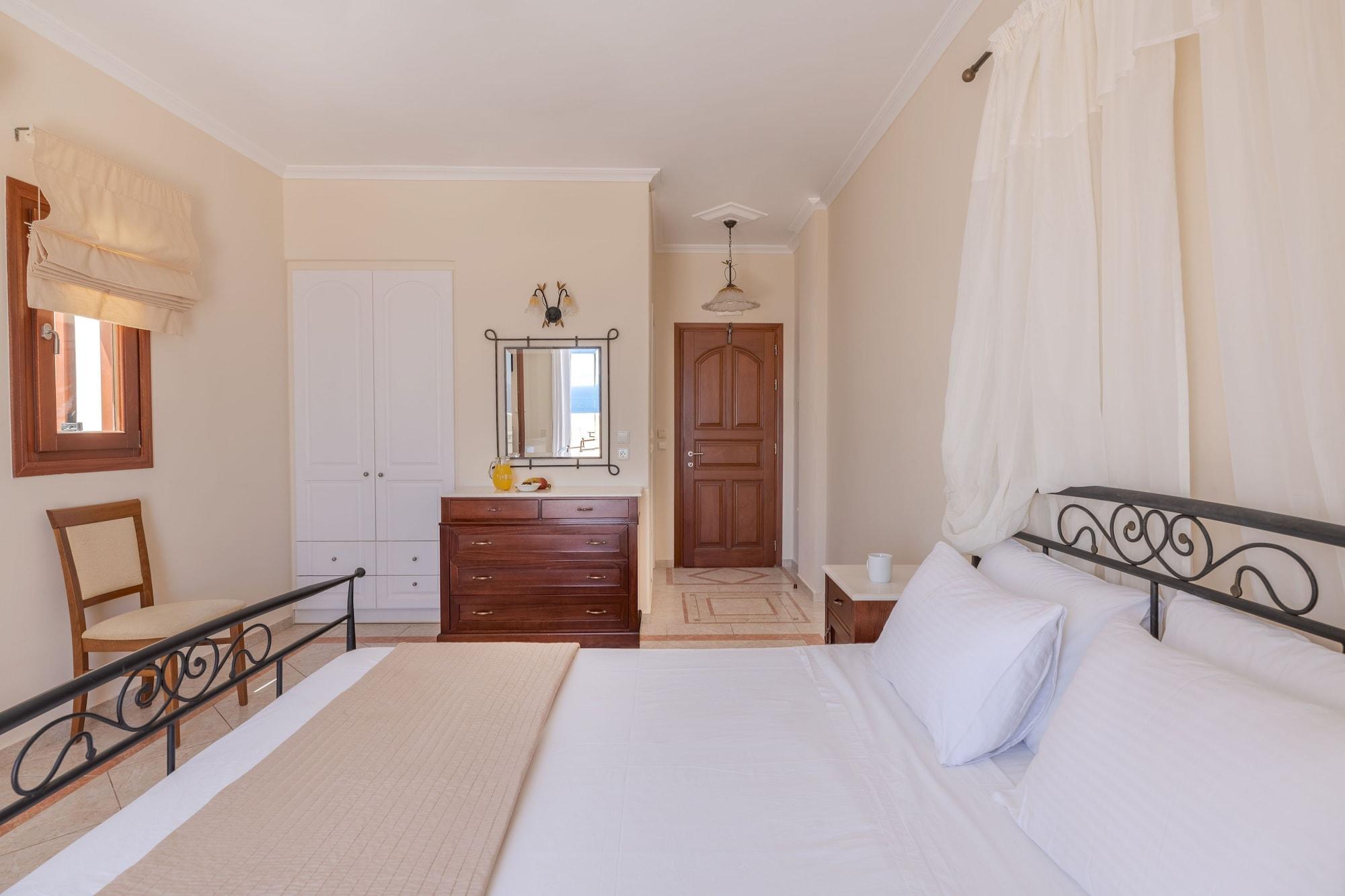 Epavlis & Hotel 4*