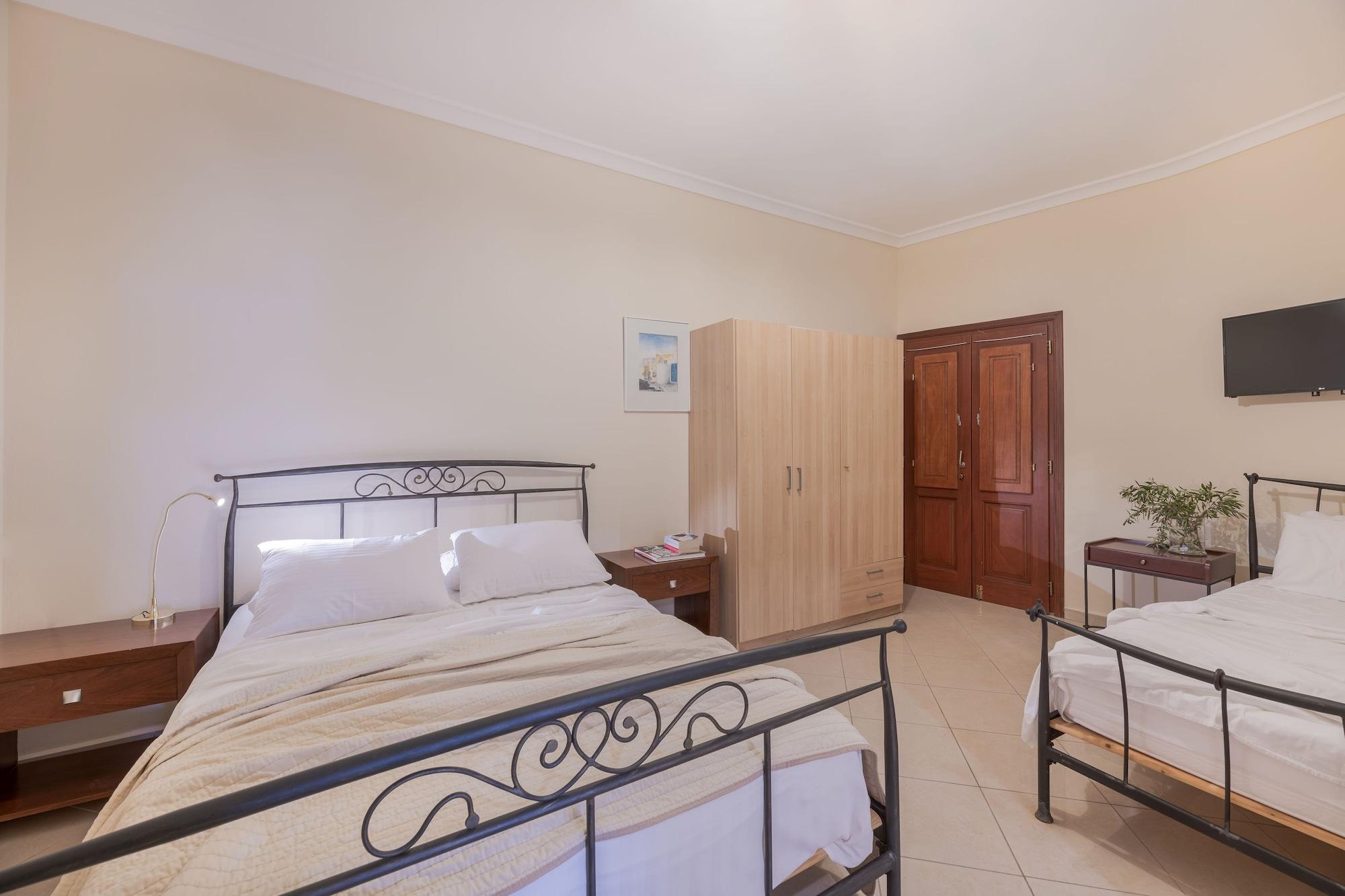 Epavlis & Hotel