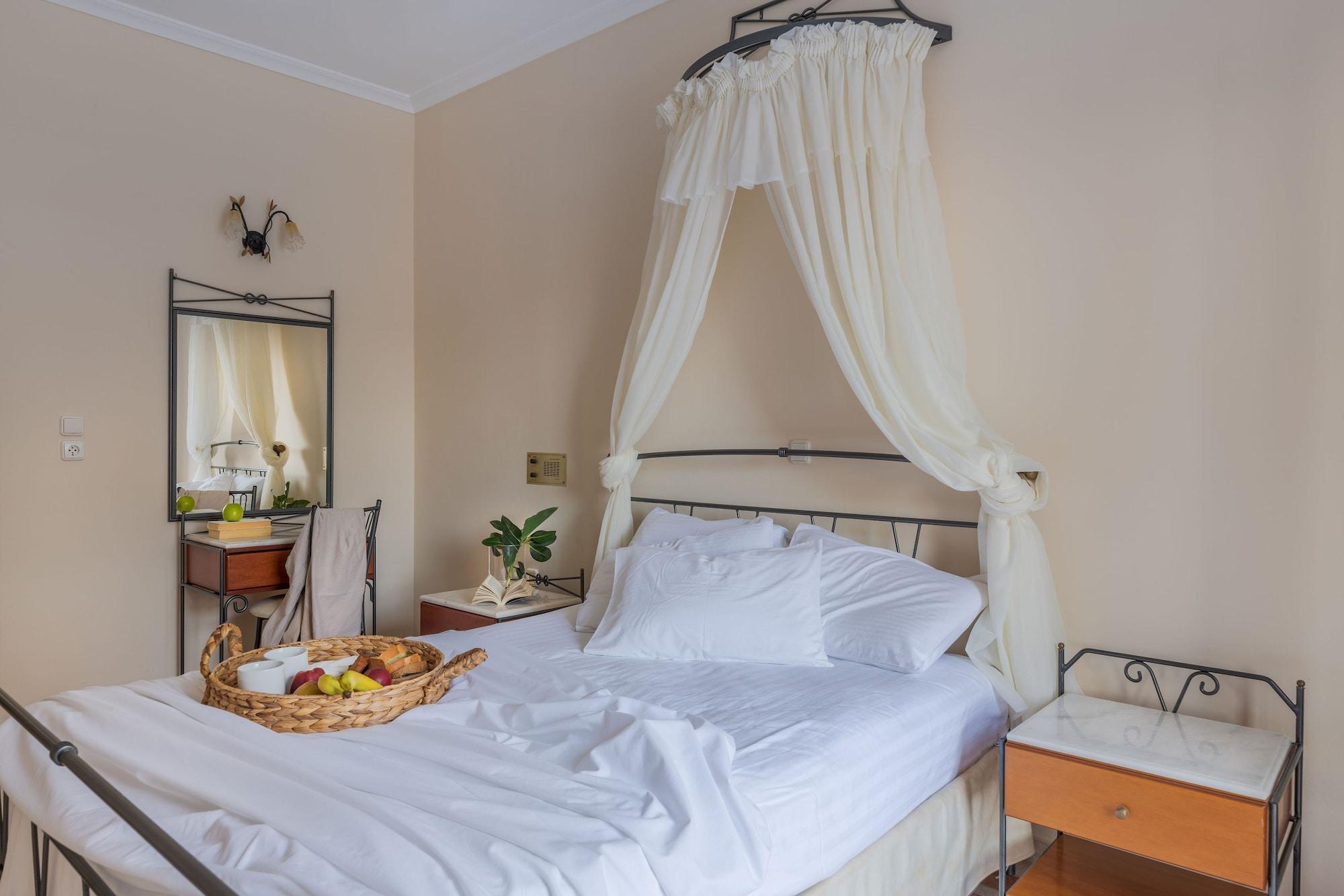 Epavlis & Hotel Kamari (Santorini)