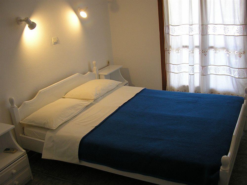 Finikas Santorini Kamári