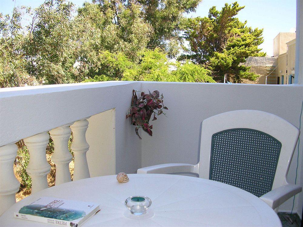Finikas Santorini