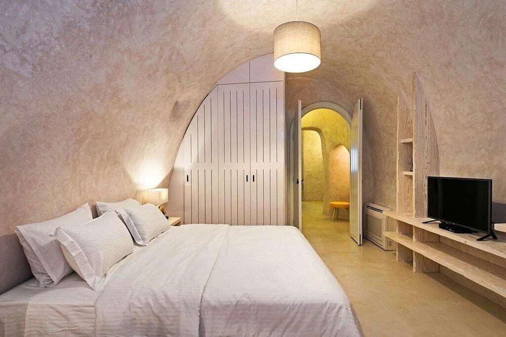 The Dream Oia (Santorini)