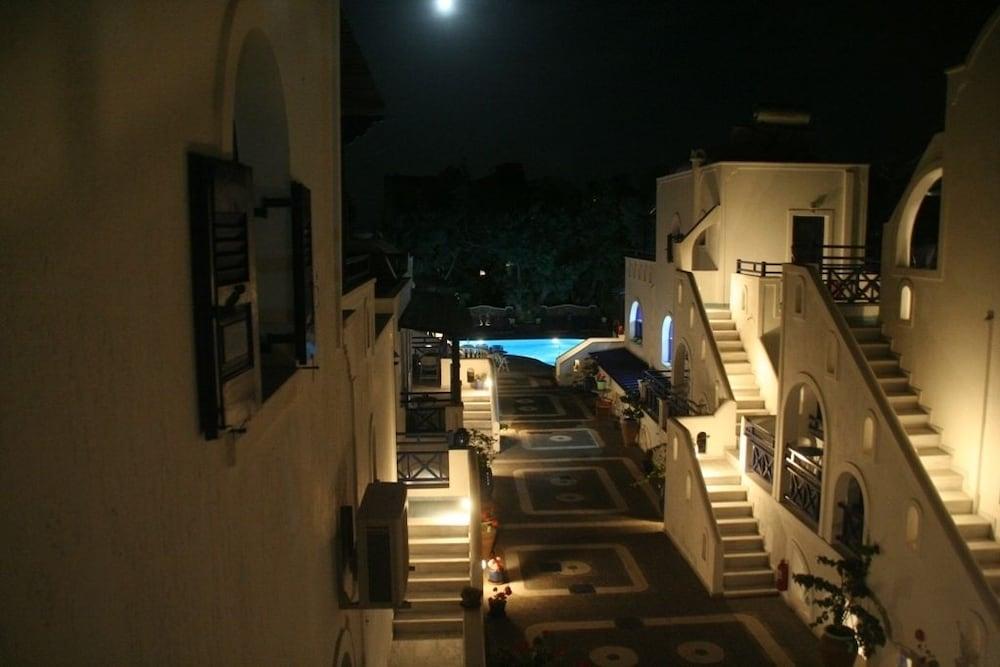 Aparthotel Samson΄s Village Perissa (Santorini)