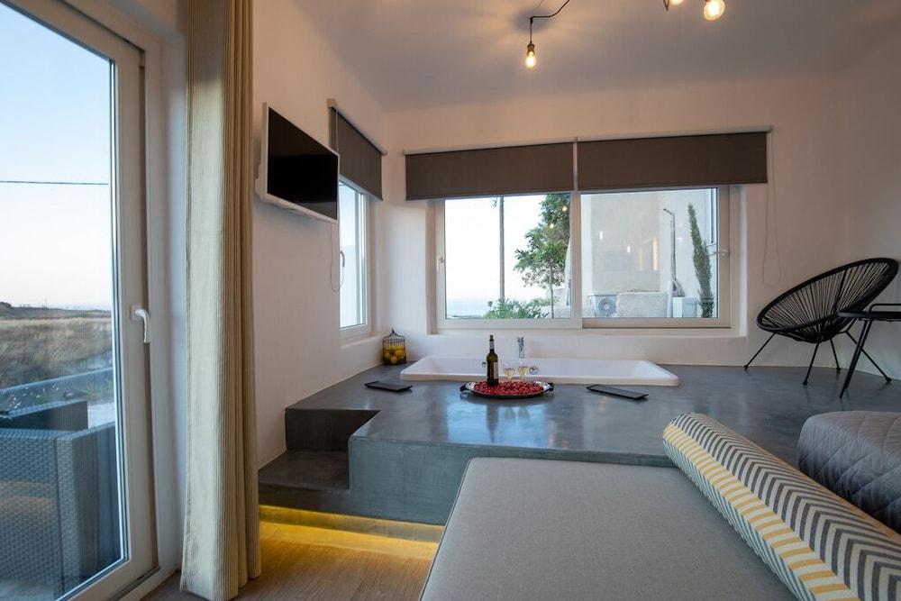 Thea Luxury 3* Fira (Santorini)