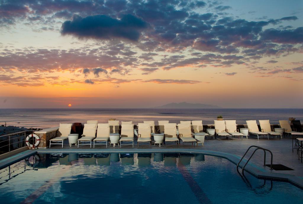 Epavlis & Hotel Kamari (Santorini)