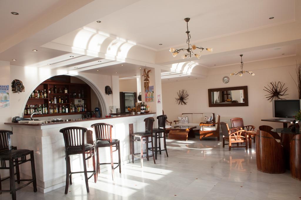 Epavlis & Hotel Kamari (Santorini)
