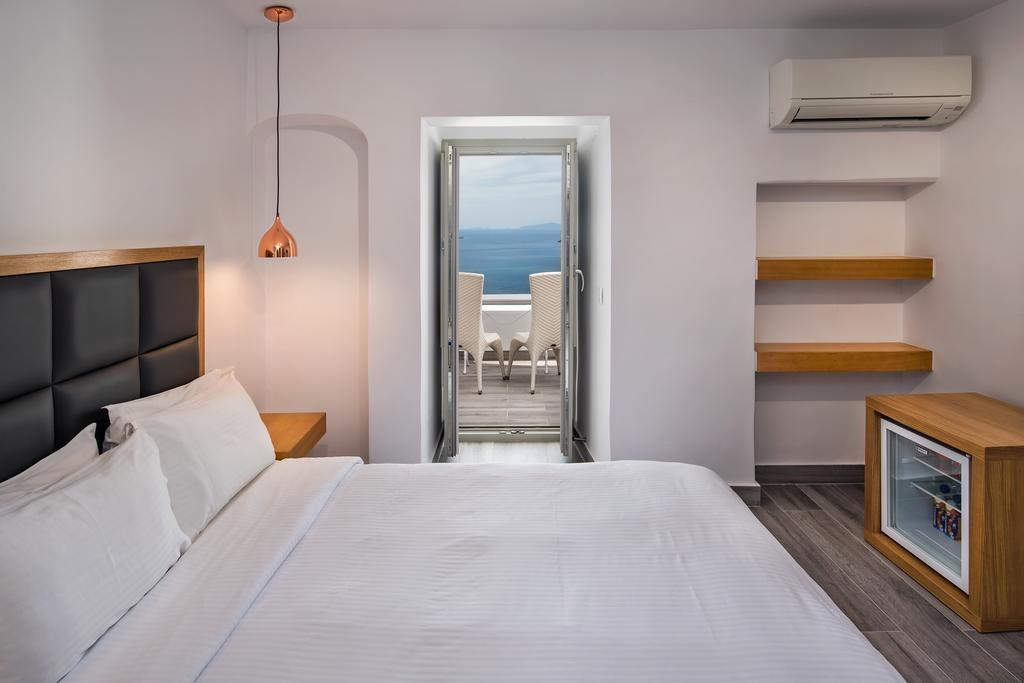 Thireas Fira (Santorini)