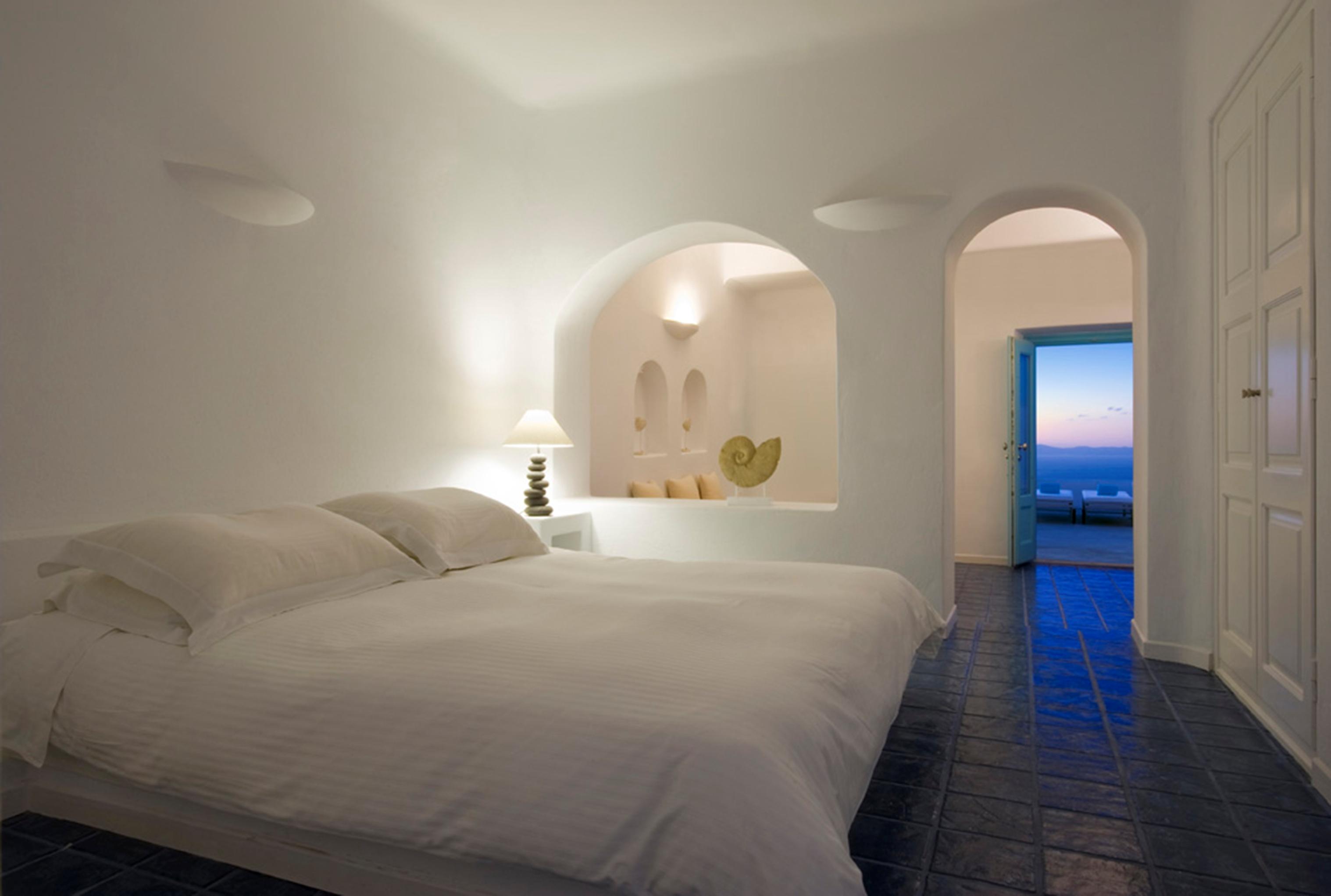 White Santorini 4*