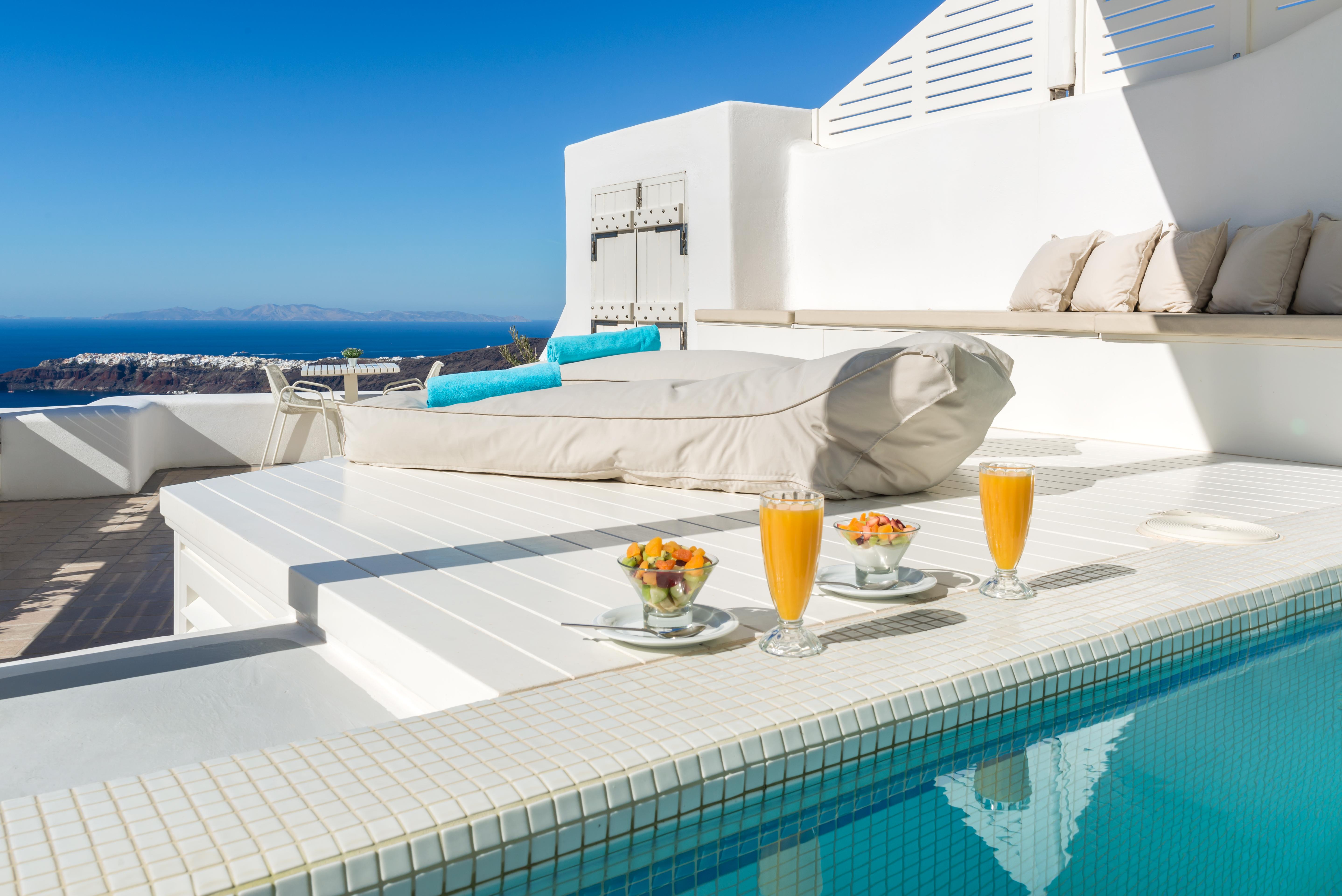 White Santorini 4*
