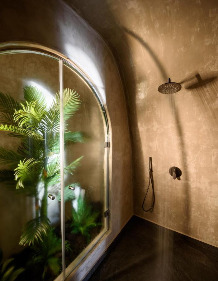 Lotus Cave Hotel *