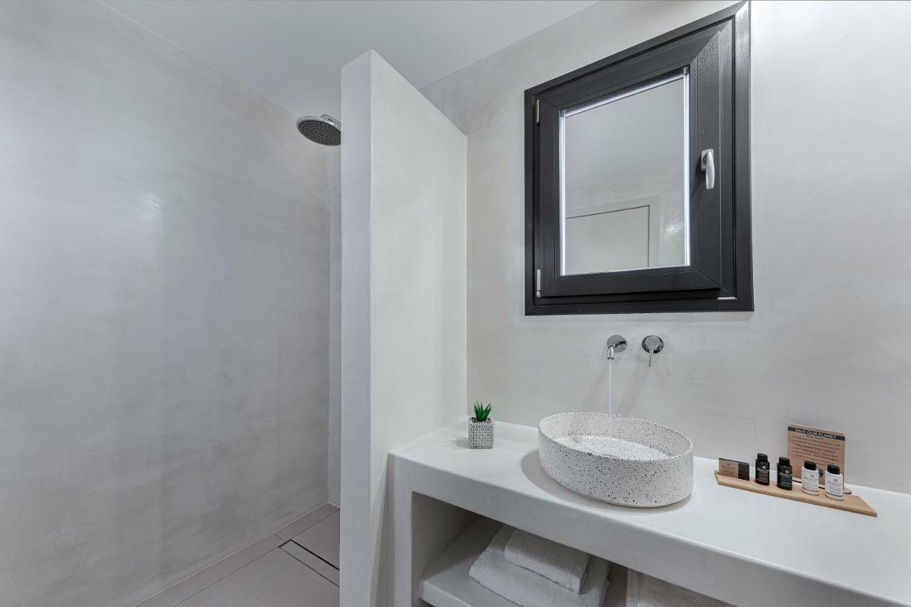Onyx & 3* Karterados (Santorini)