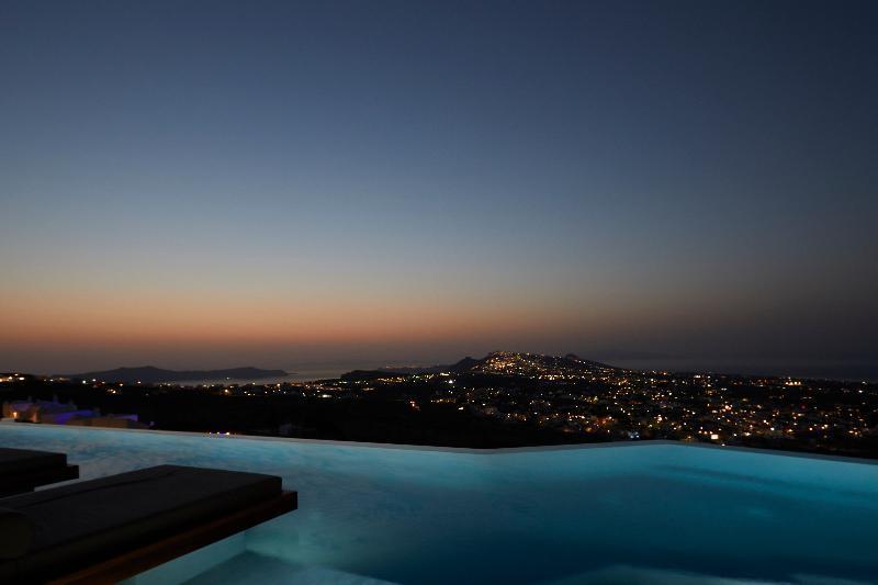 North Santorini - A Luxury Pýrgos