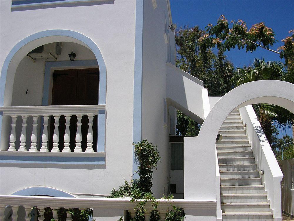 Finikas Santorini Hotel 3*