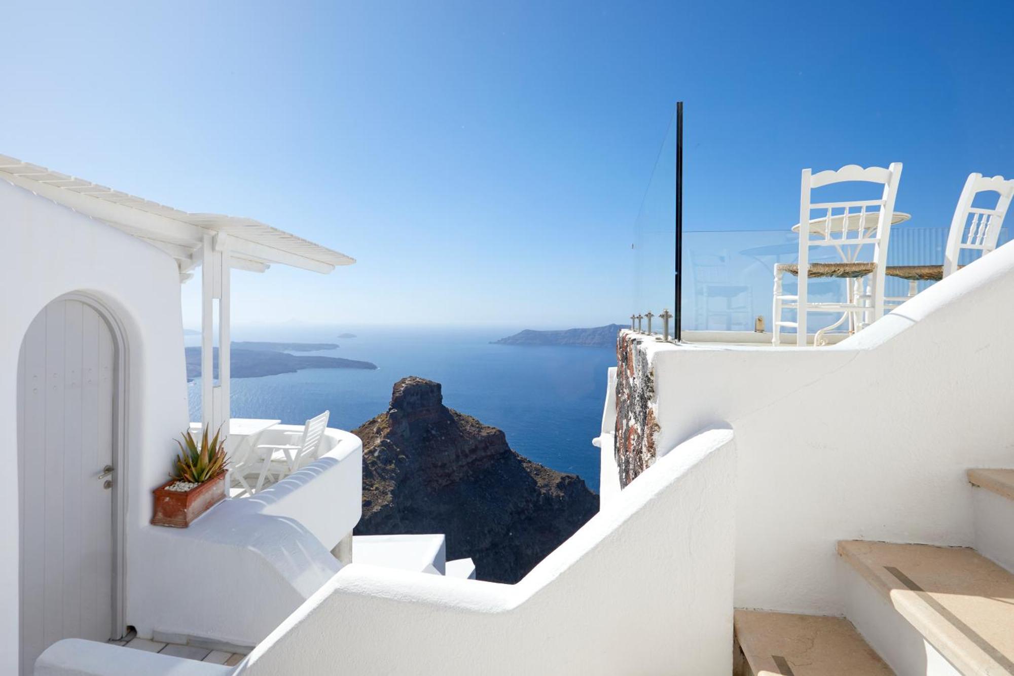 Iliovasilema & Hotel Imerovigli (Santorini)