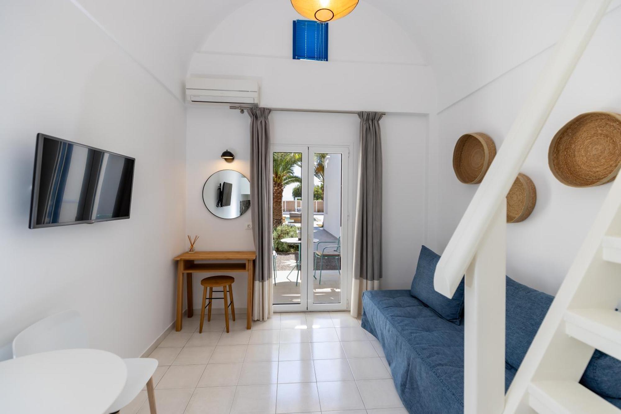 Louis Santorini Aparthotel 2*