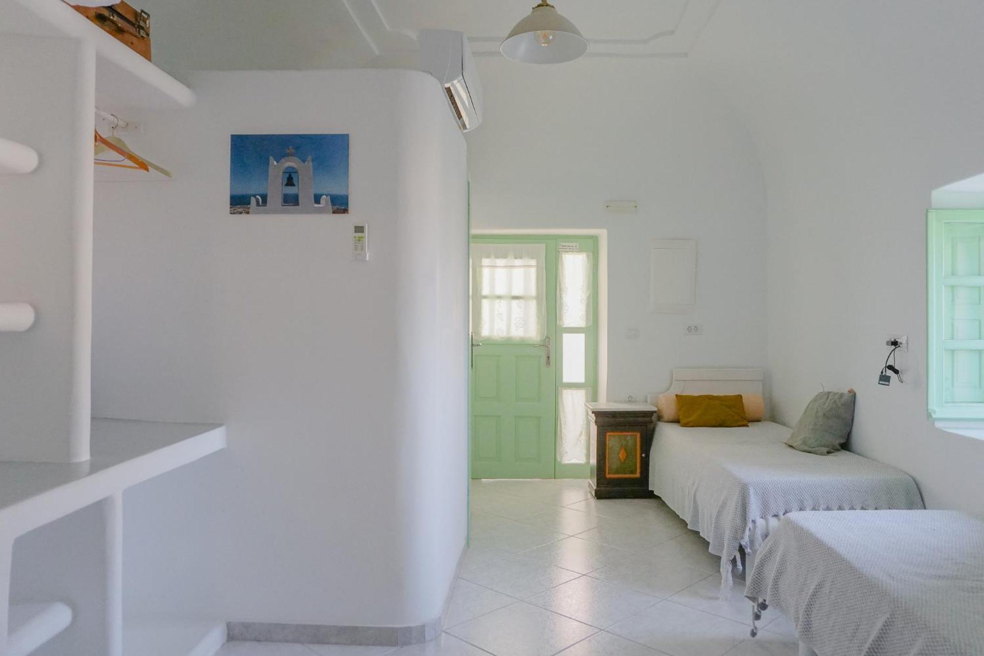 Mythos Traditional Stonehouse * Kamari (Santorini)