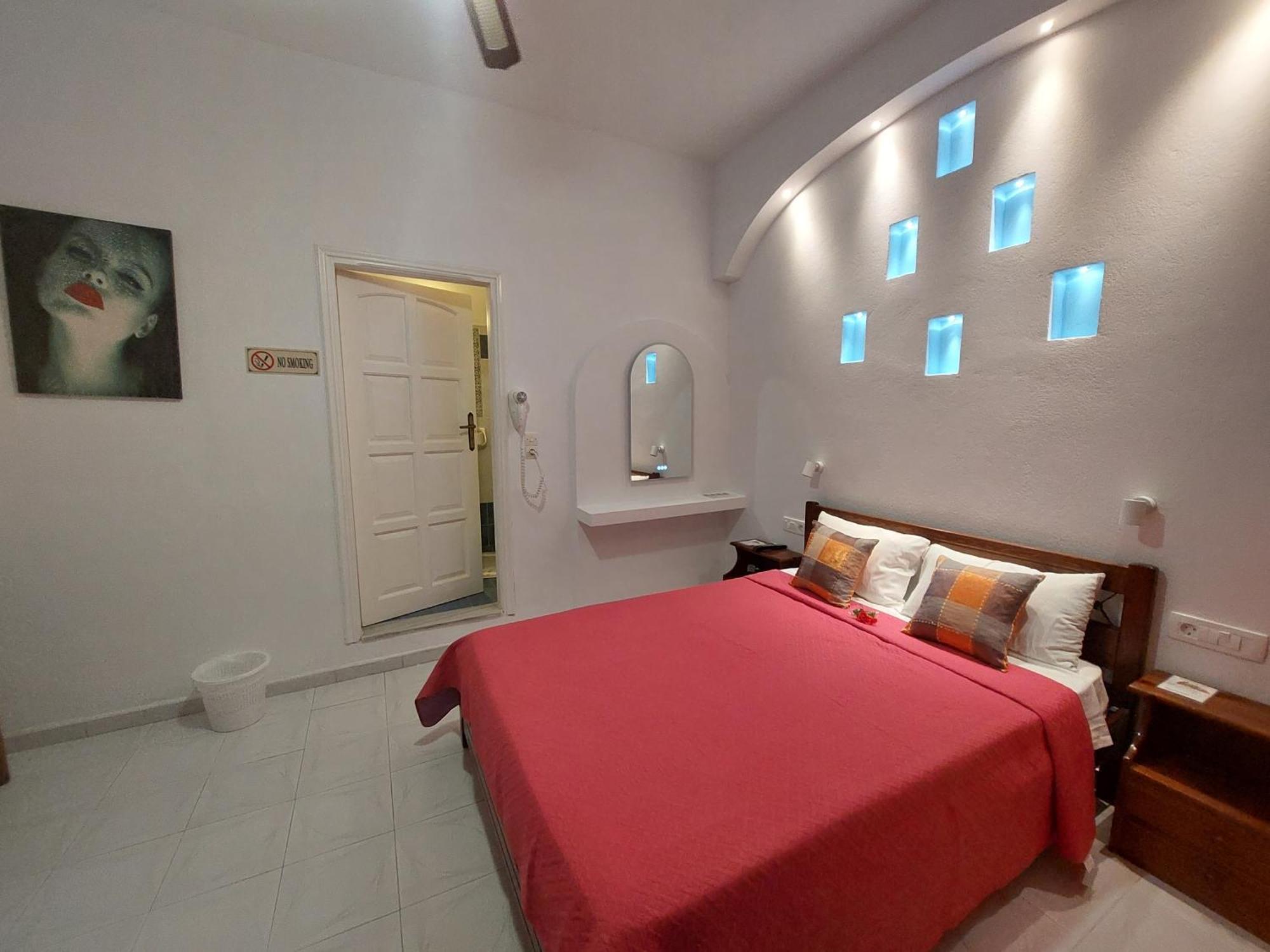 Evelina Pension: Diverse Near Black *