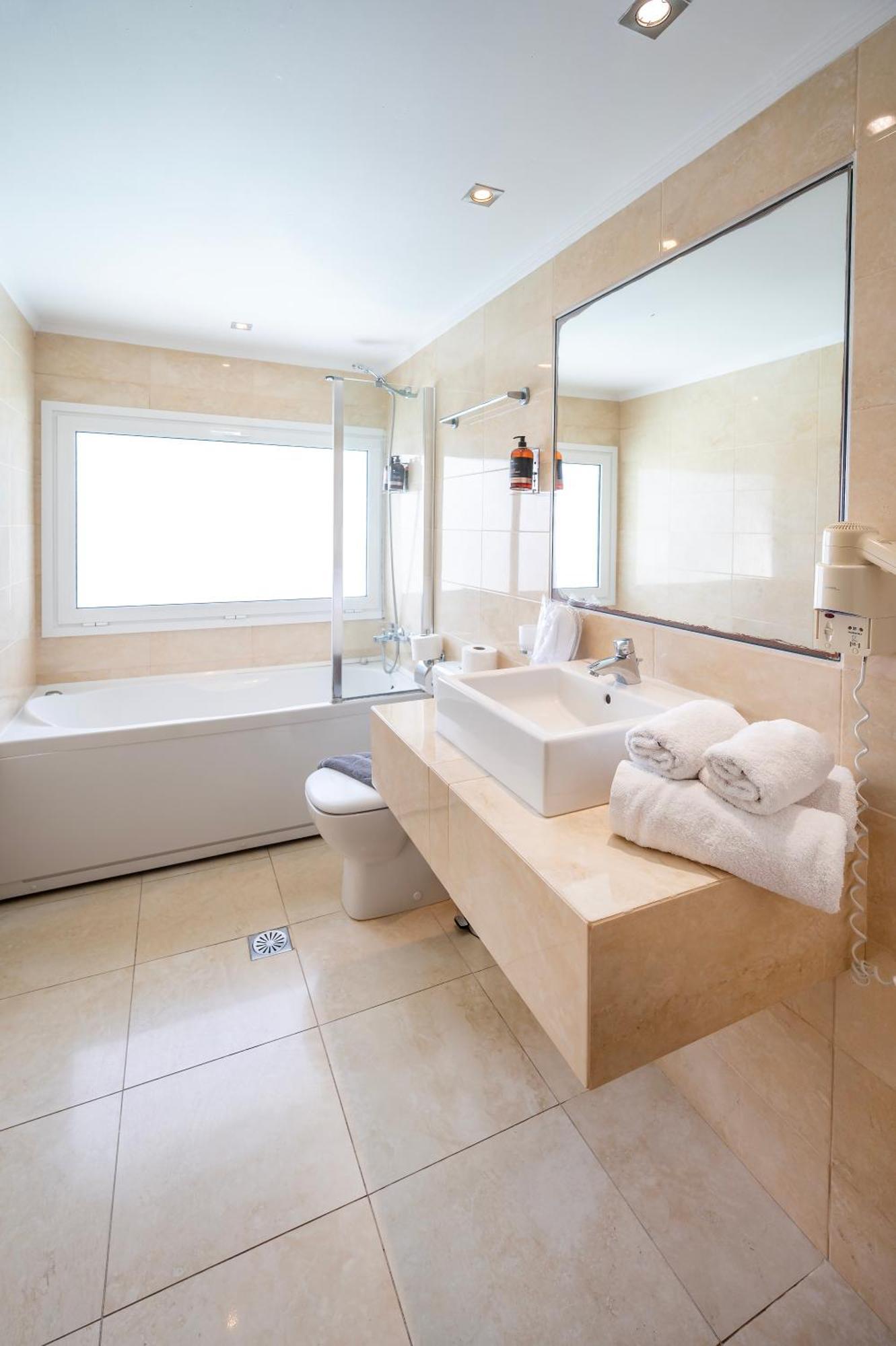 Smy Santorini & Hotel Pyrgos Kallistis