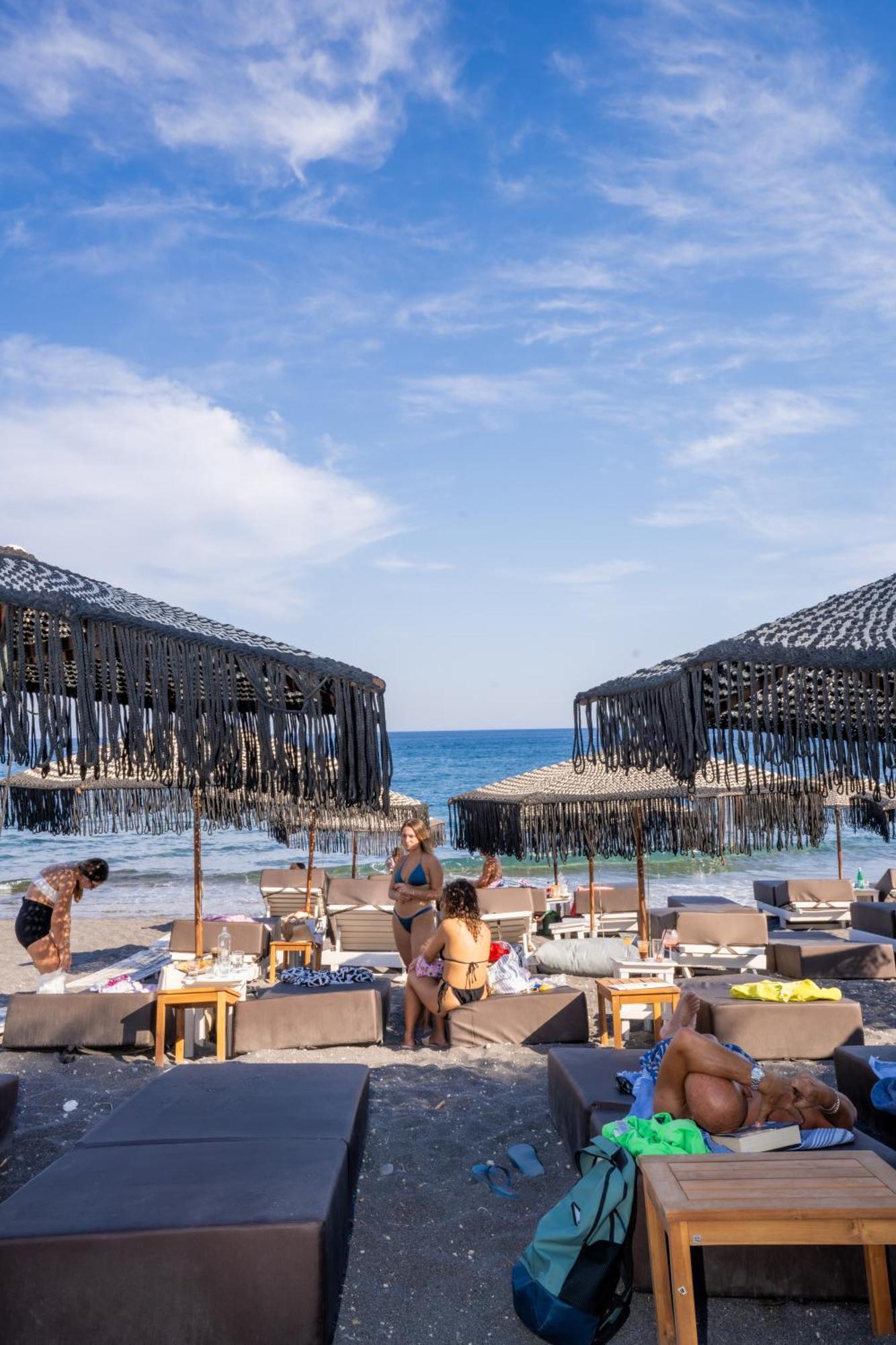 Zen & Perissa (Santorini)