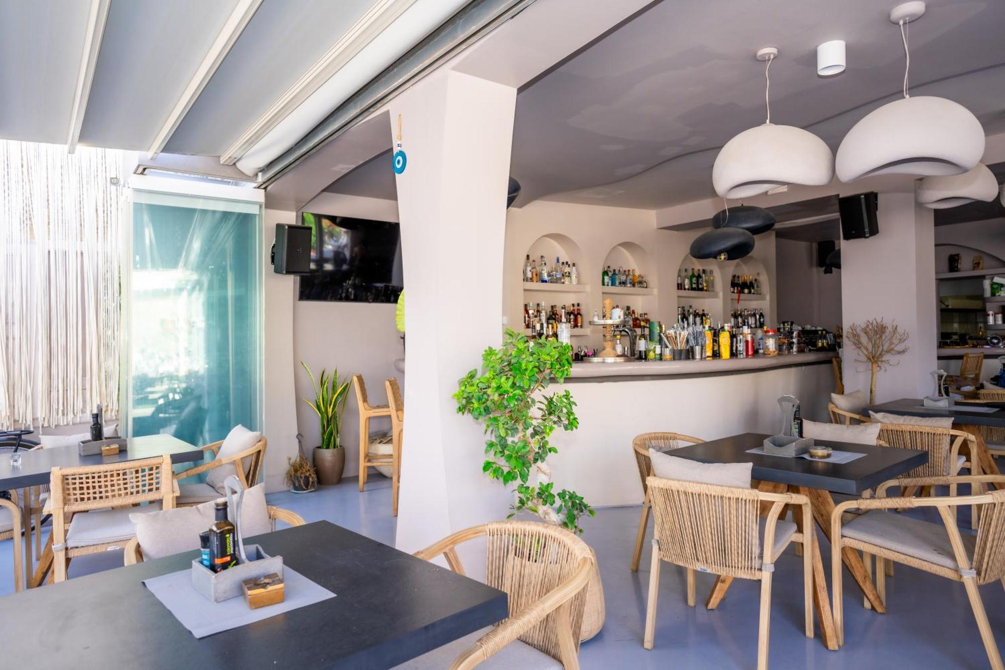 Zen & Perissa (Santorini)