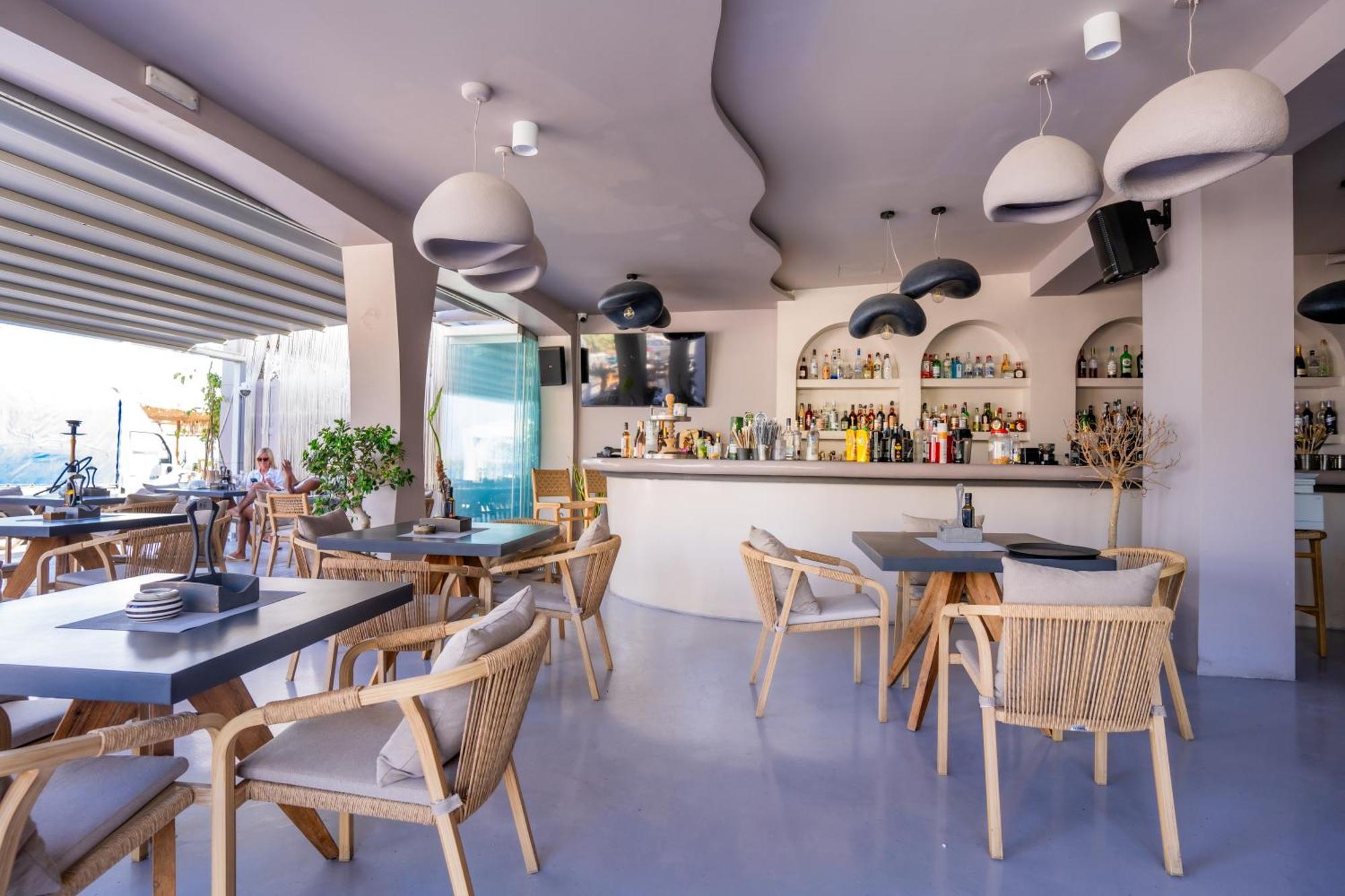 Zen & Hotel Perissa (Santorini)