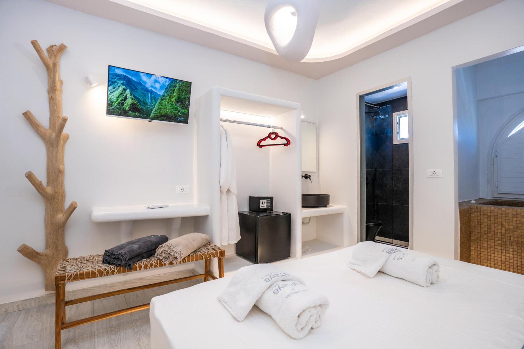 Zen & Hotel Perissa (Santorini)