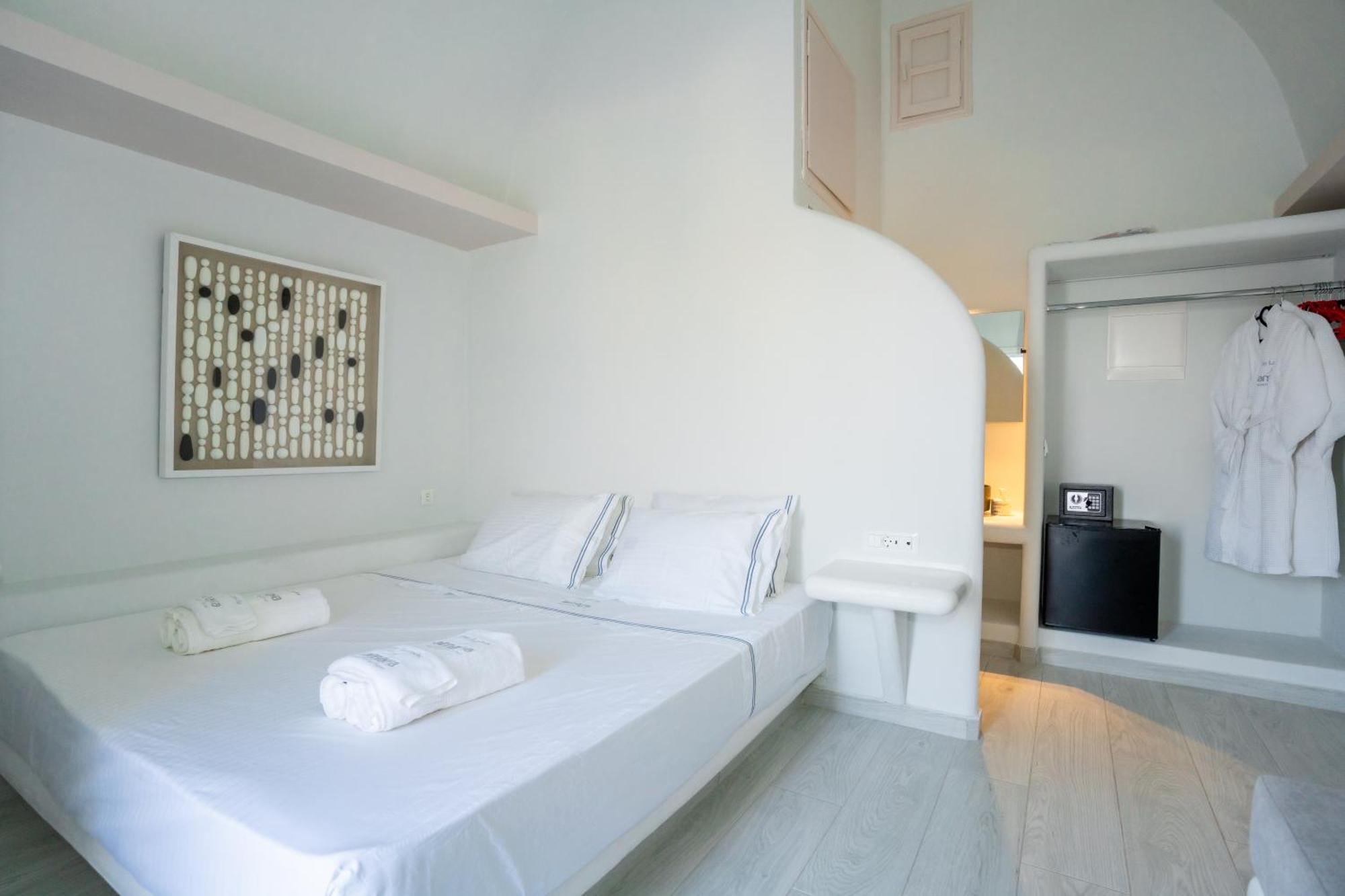 Zen & Hotel Perissa (Santorini)