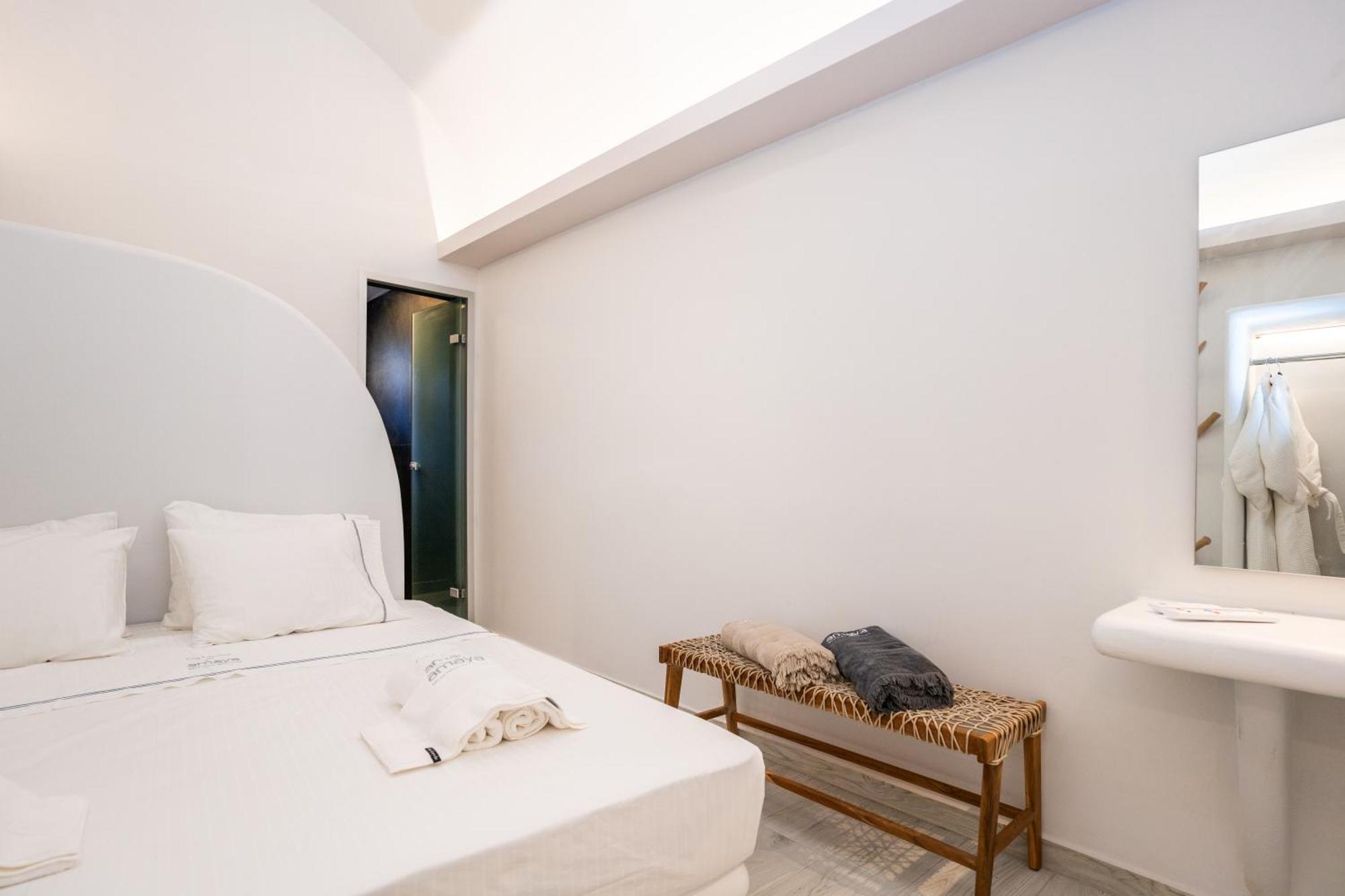 Zen & Perissa (Santorini)