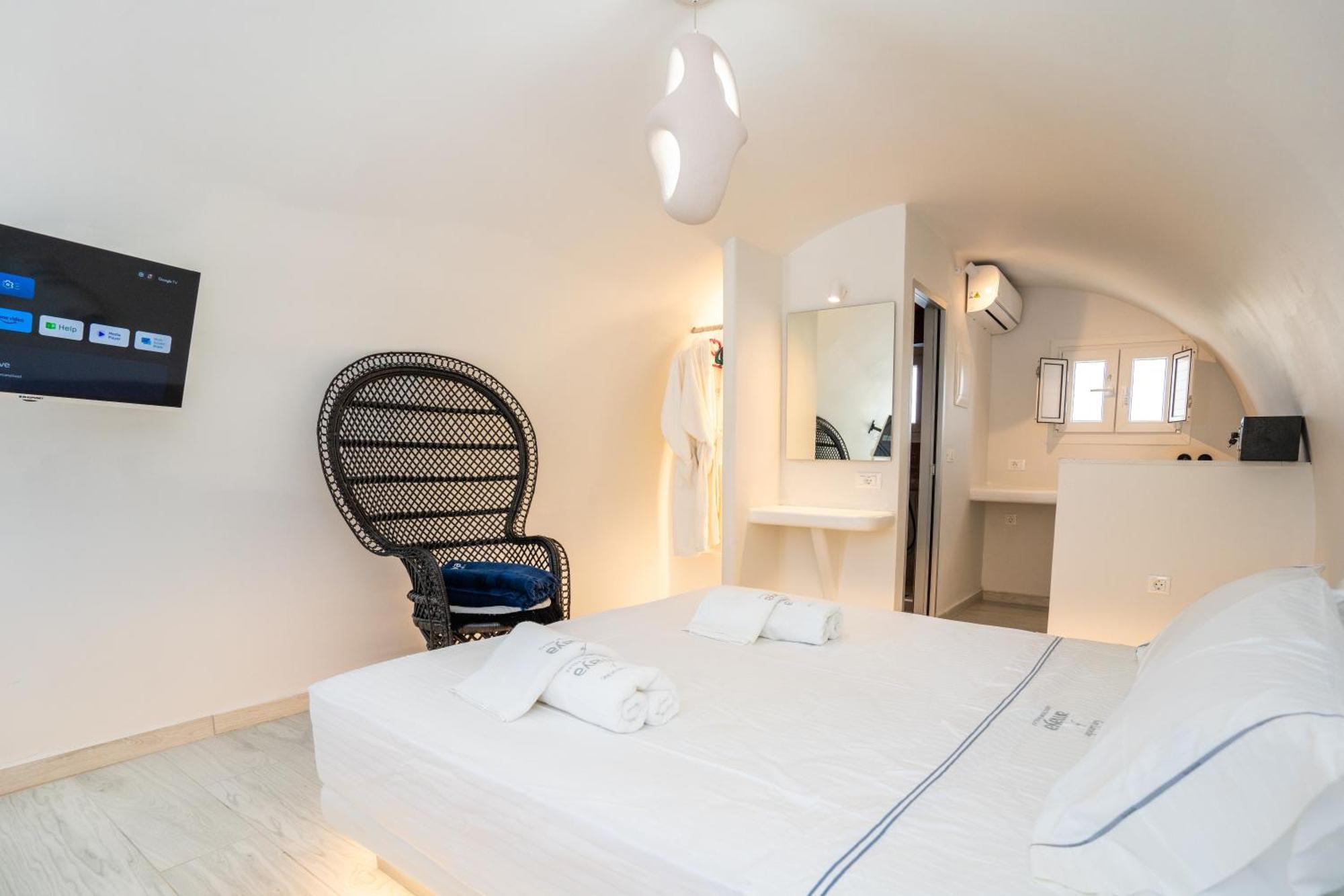 Zen & Hotel Perissa (Santorini)