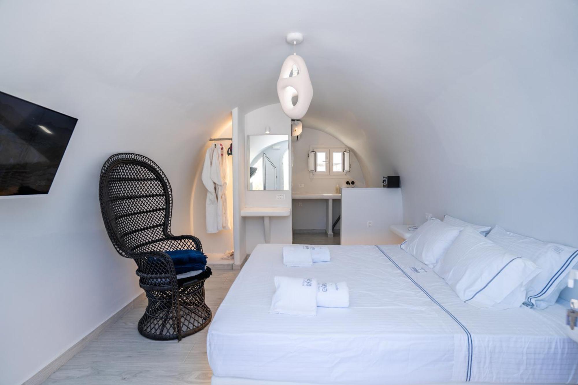 Zen & Perissa (Santorini)