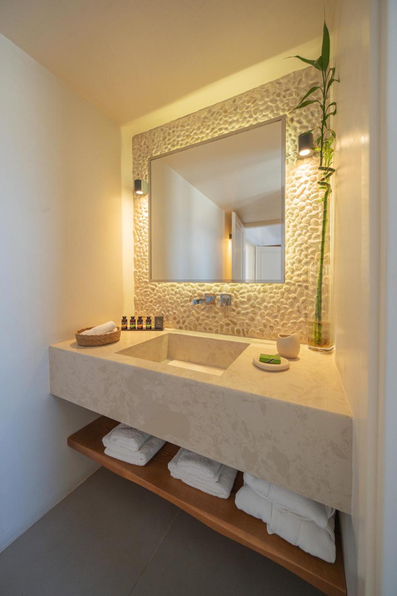 White & Co Exclusive Island Pyrgos Kallistis