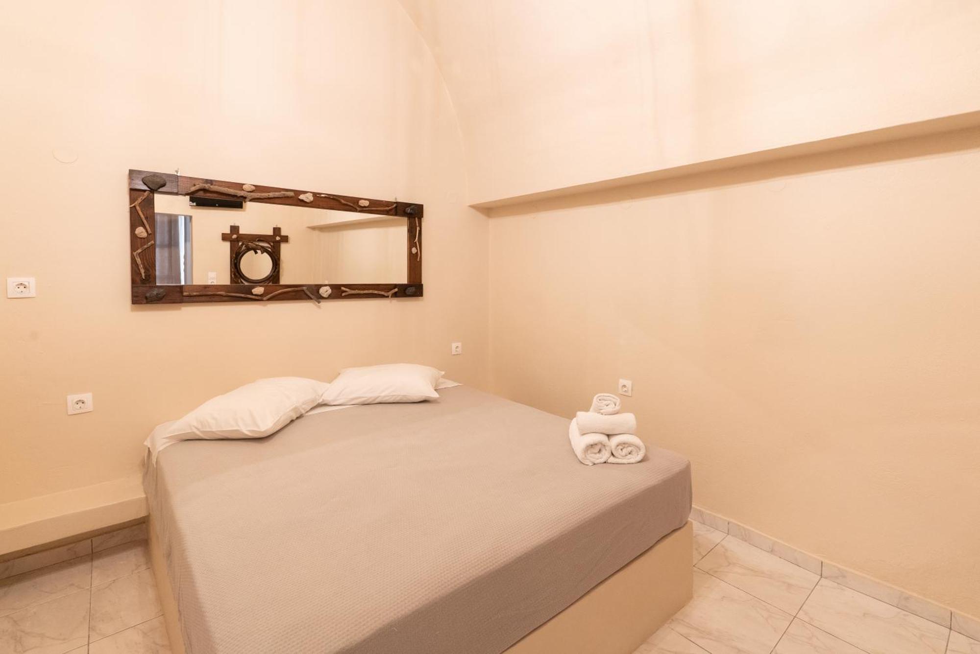 Toula 2* Fira (Santorini)