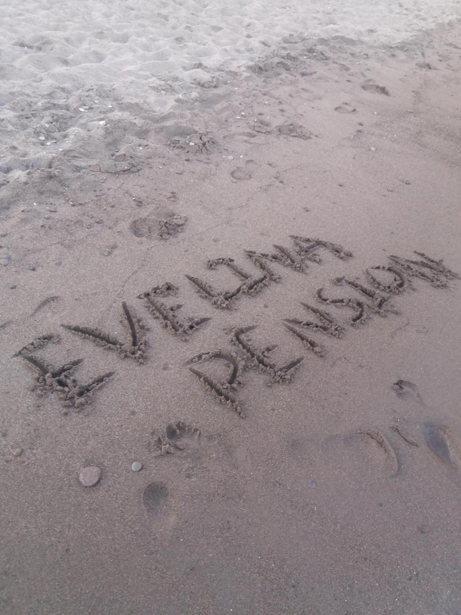 Evelina Pension: Diverse Near Black * Perissa (Santorini)