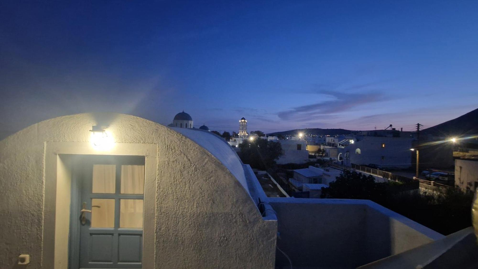 Kevin's Seaside Perissa (Santorini)