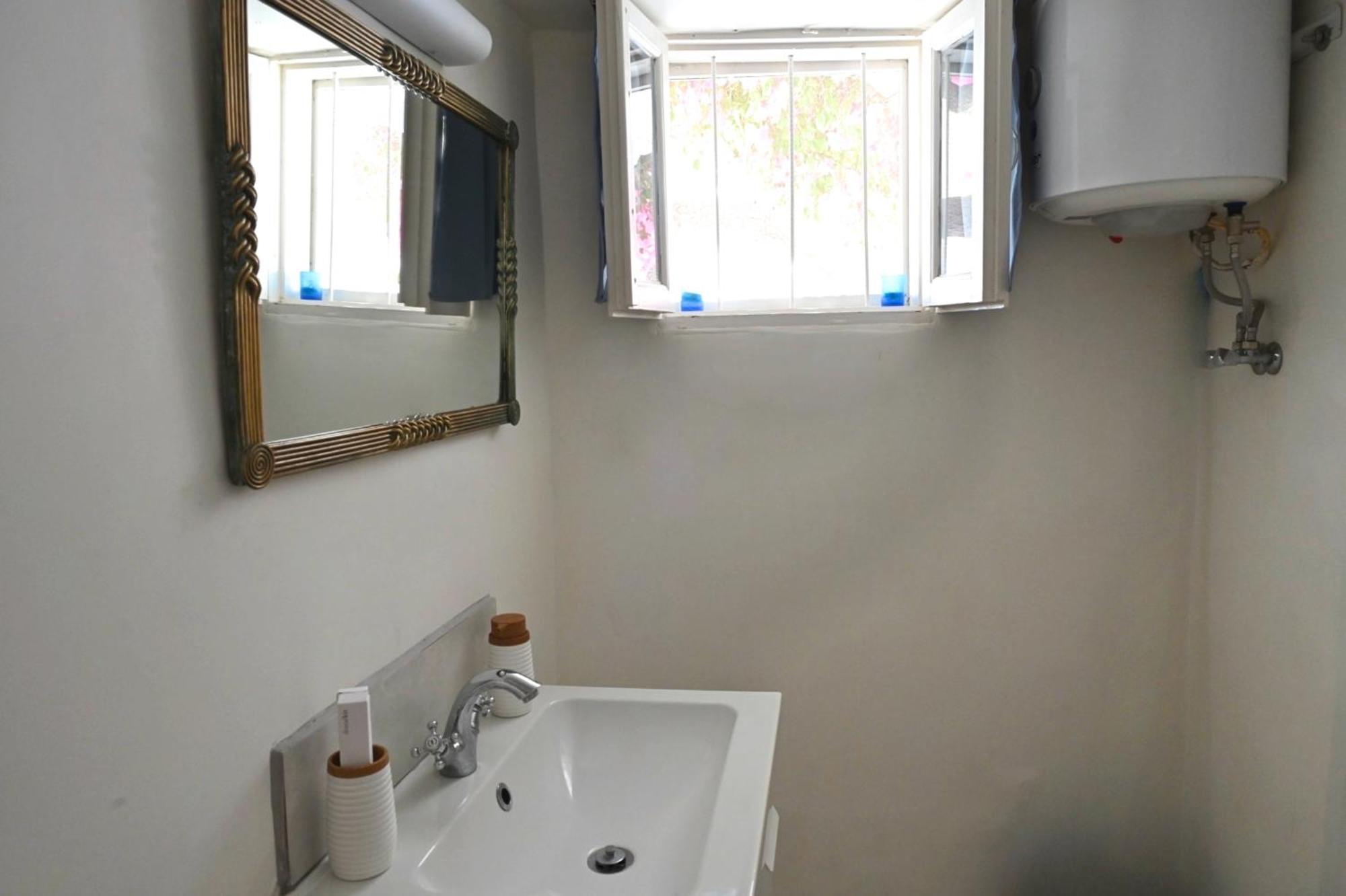 3-bed Sleeps 8 With Pool And Aircon Villa