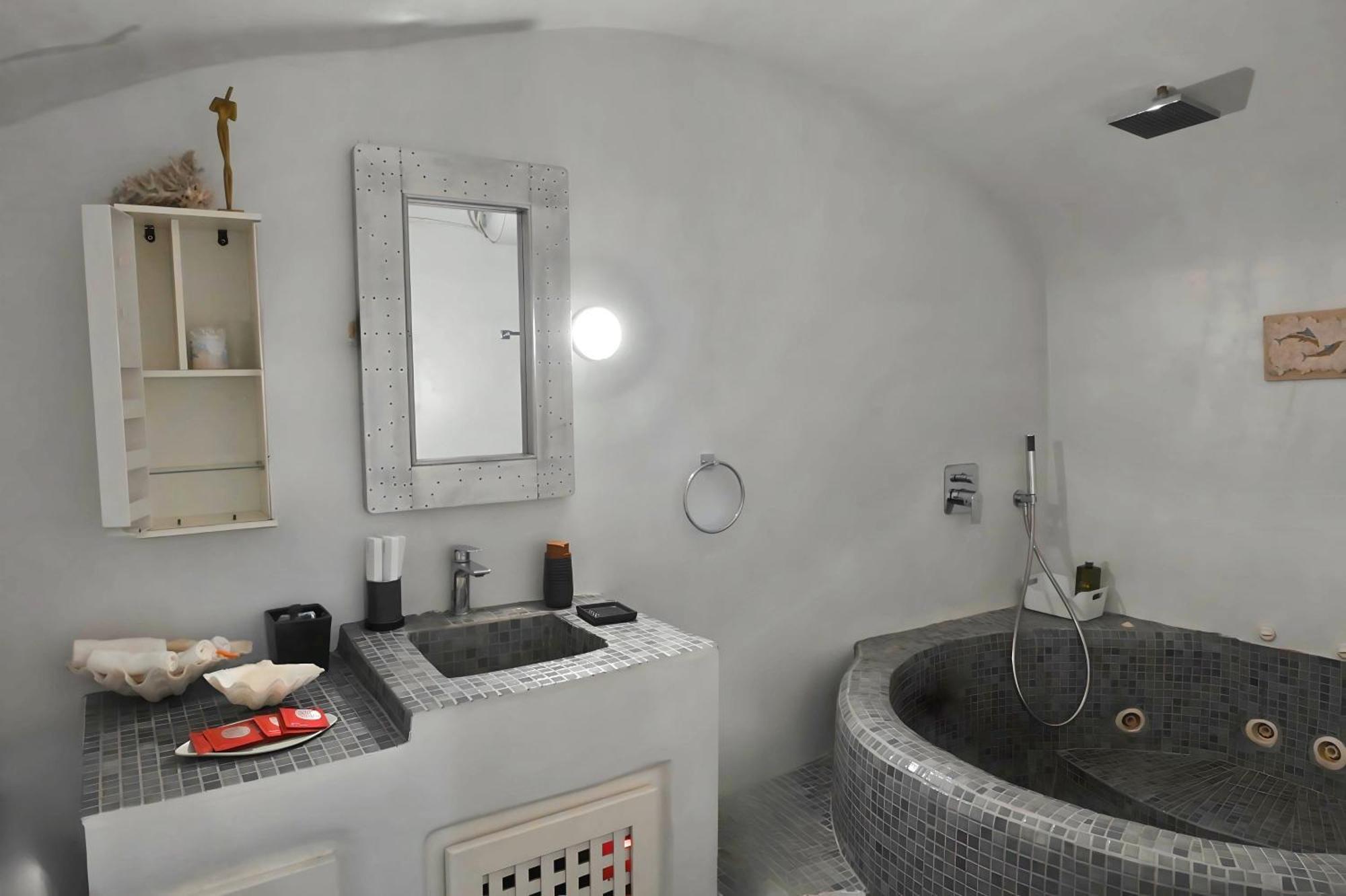Villa 3-bed Sleeps 8 With Pool And Aircon