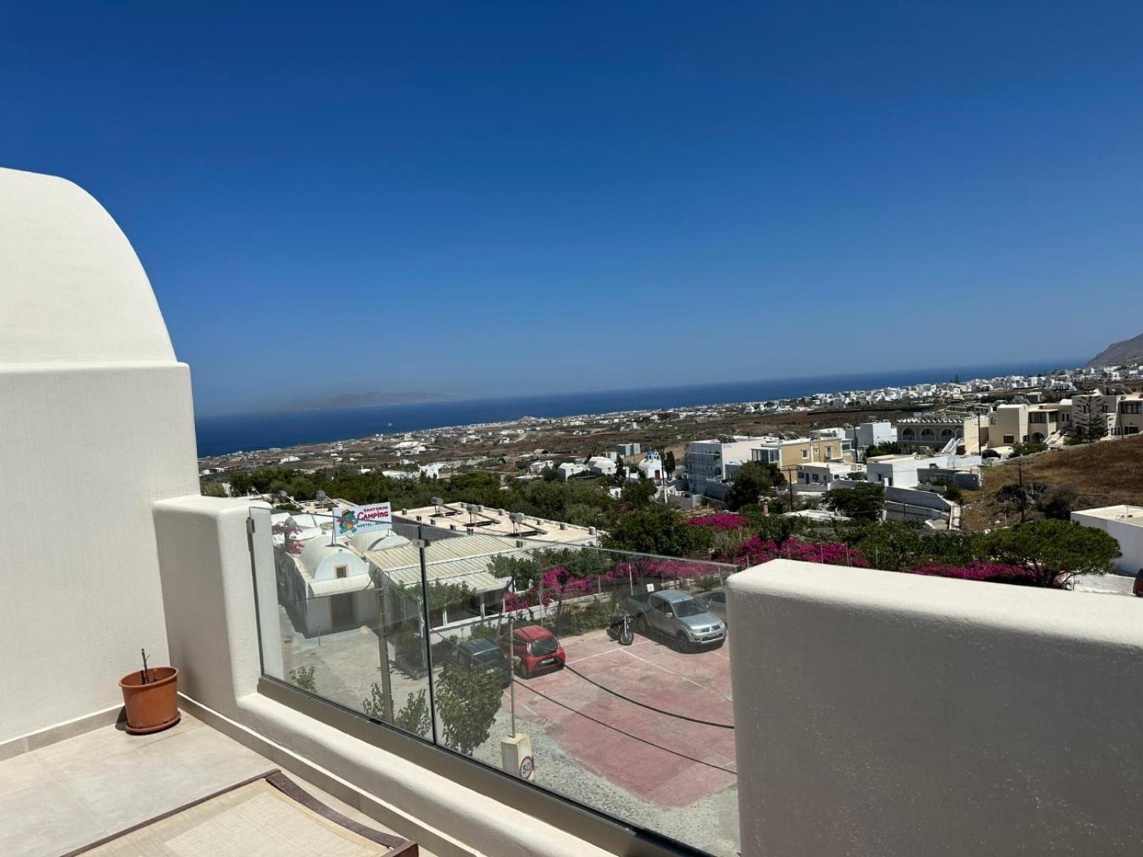 Lovely Hot-l Fira (Santorini)