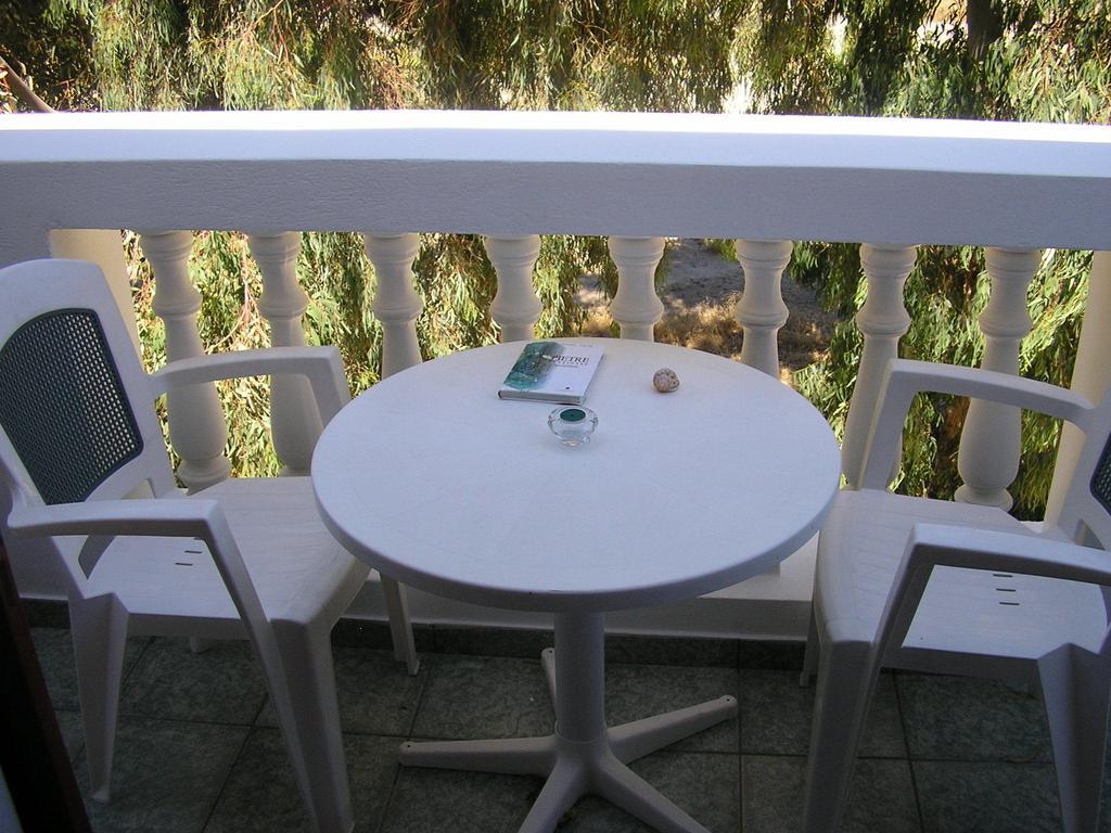 Finikas Santorini