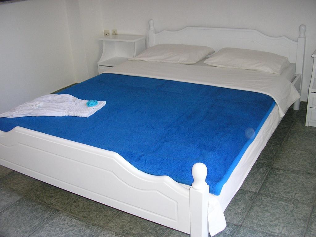 Finikas Santorini