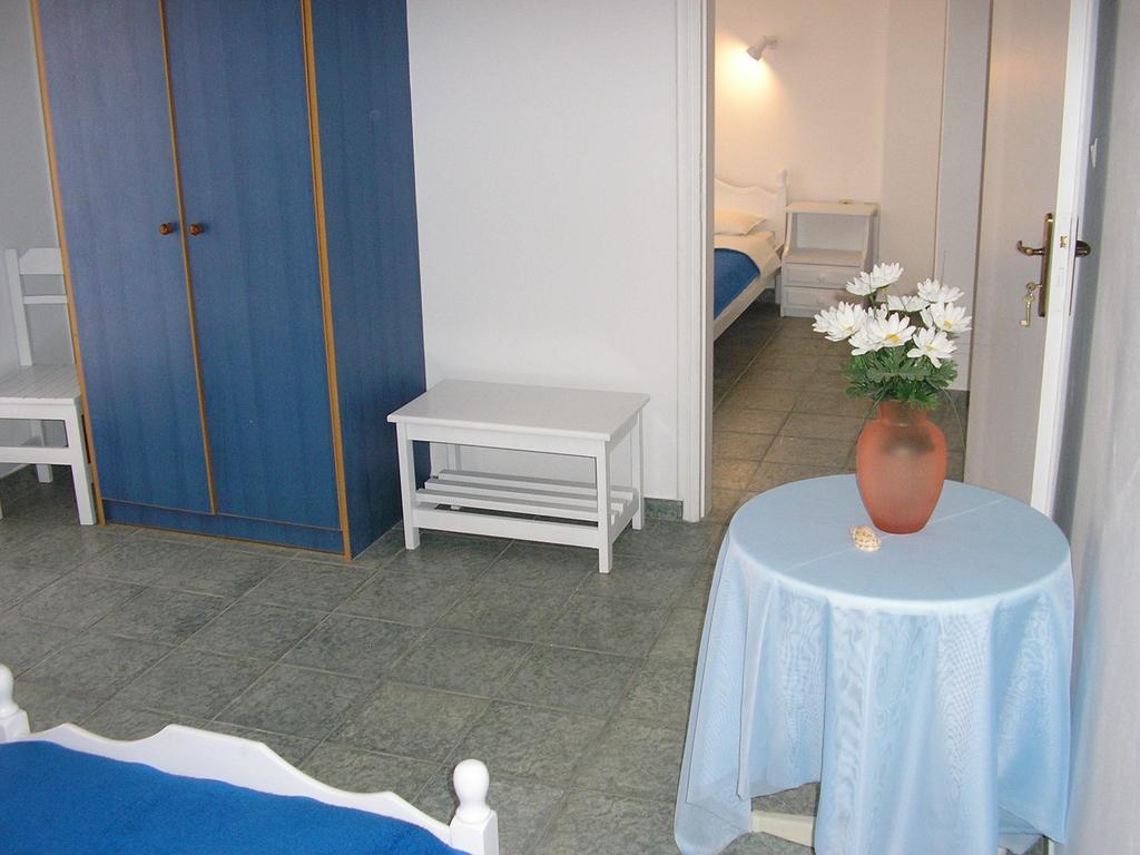 Finikas Santorini Kamári
