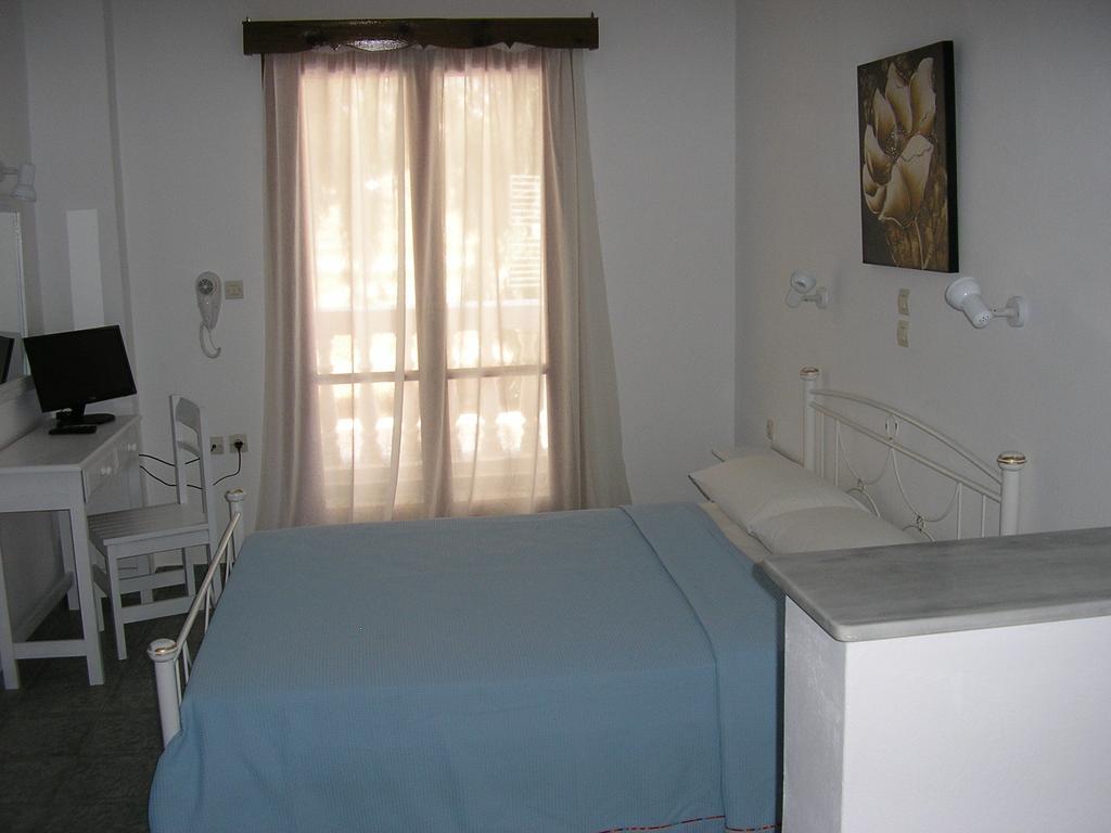 Finikas Santorini