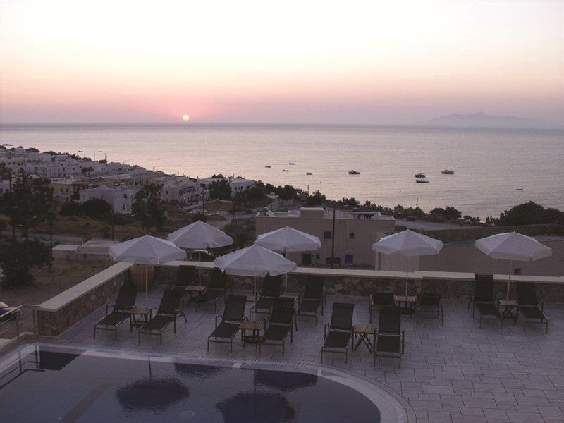 Epavlis & Hotel Kamari (Santorini)