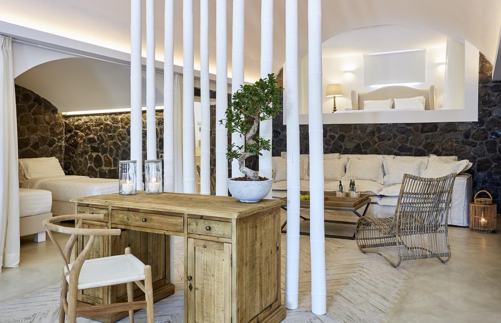 Hideaway Villa Fira (Santorini)