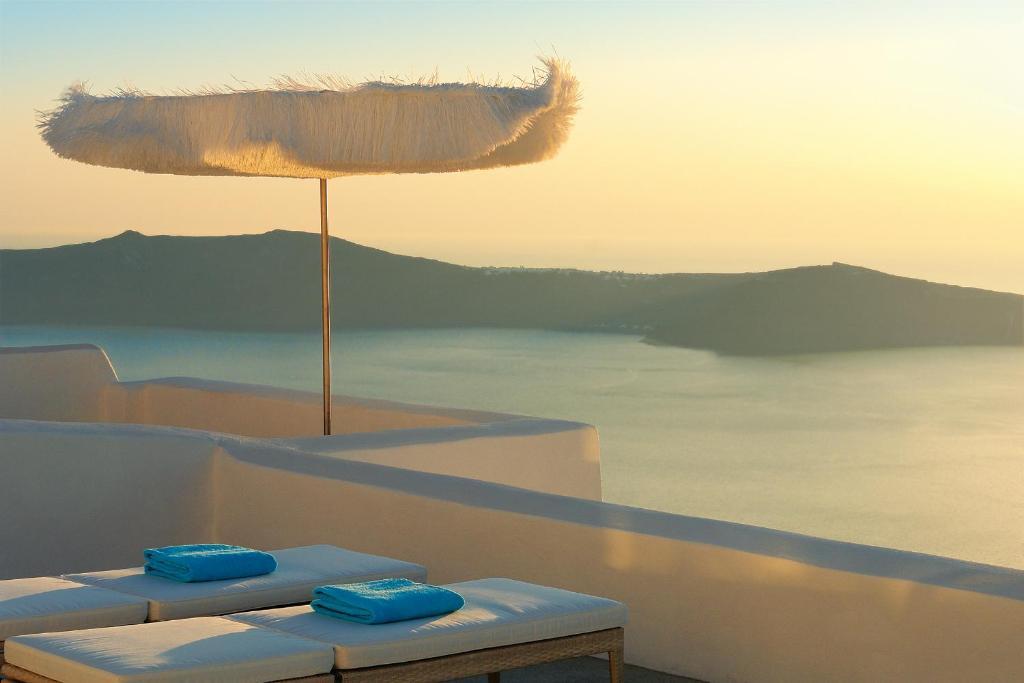 White Santorini 4*