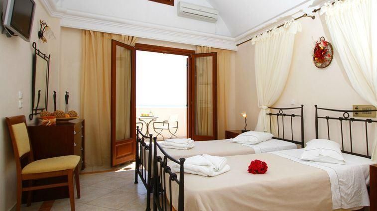Epavlis & 4* Kamari (Santorini)