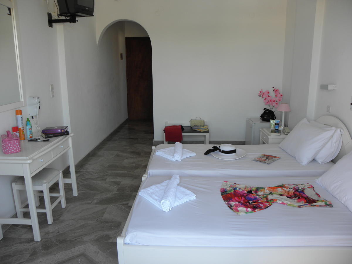 Areti Kamari (Santorini)