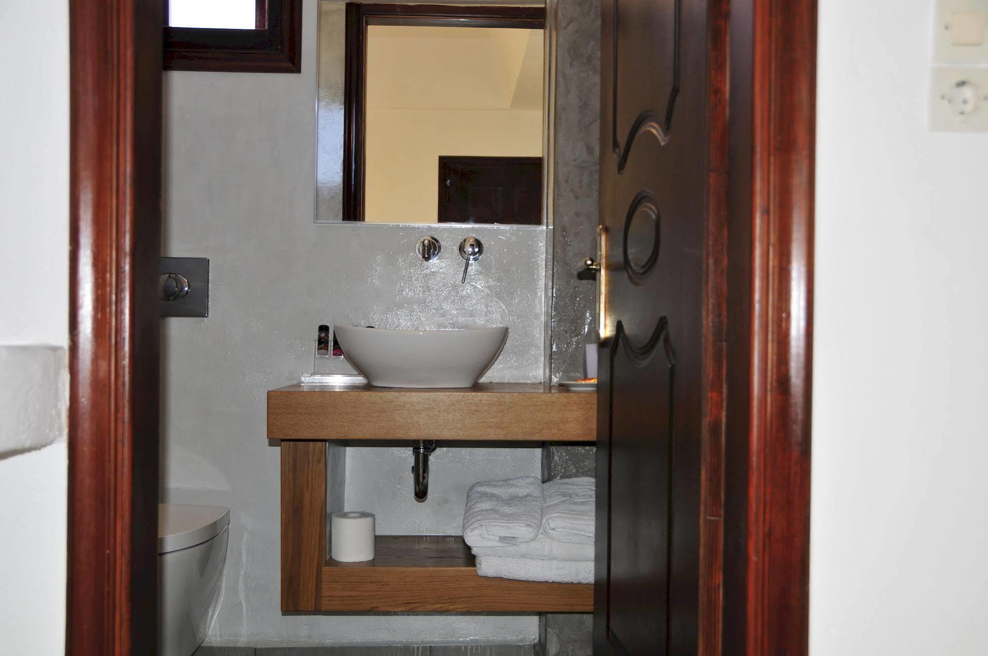 Anessis Aparthotel 3*