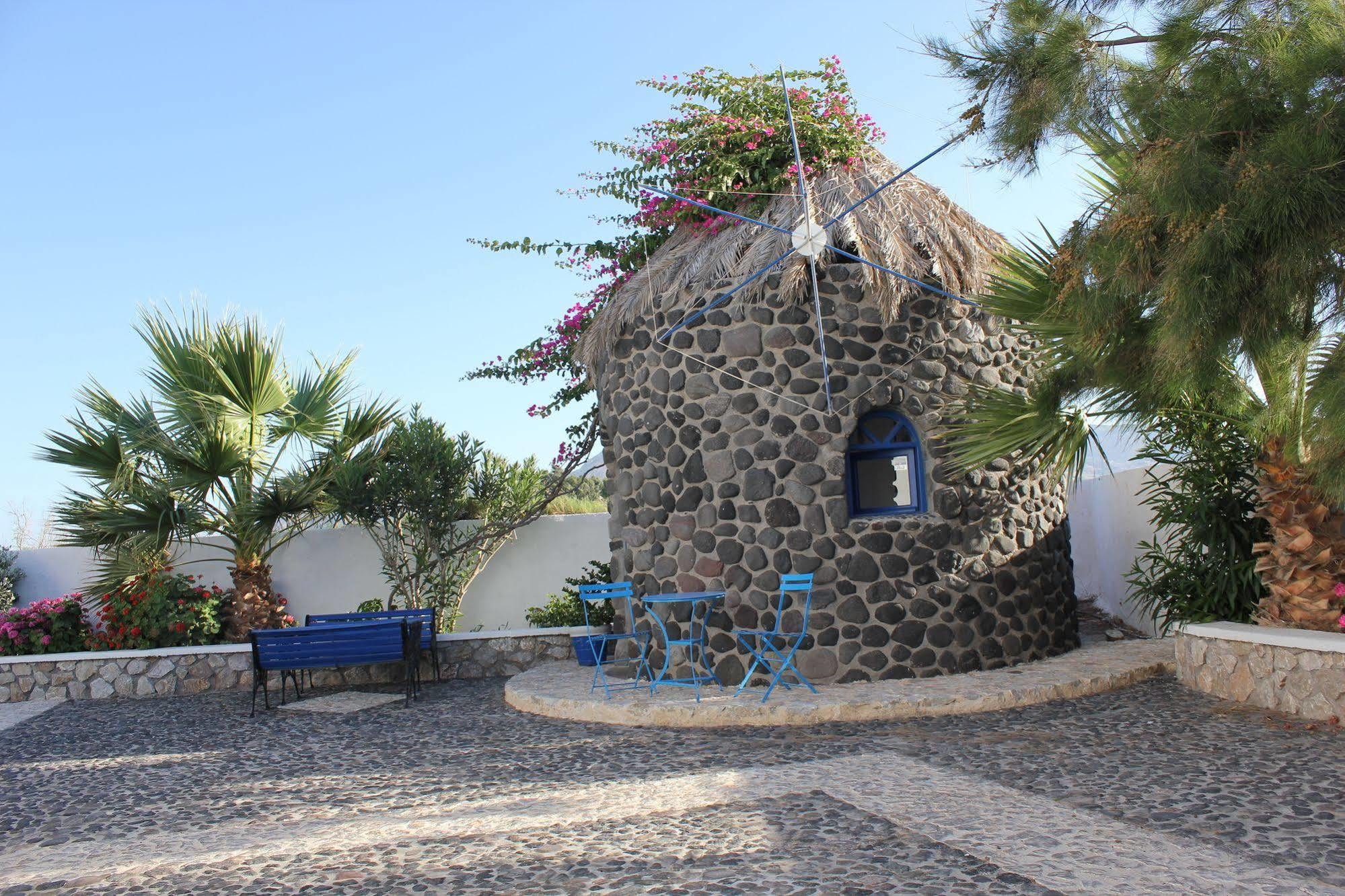 Louis Santorini Aparthotel
