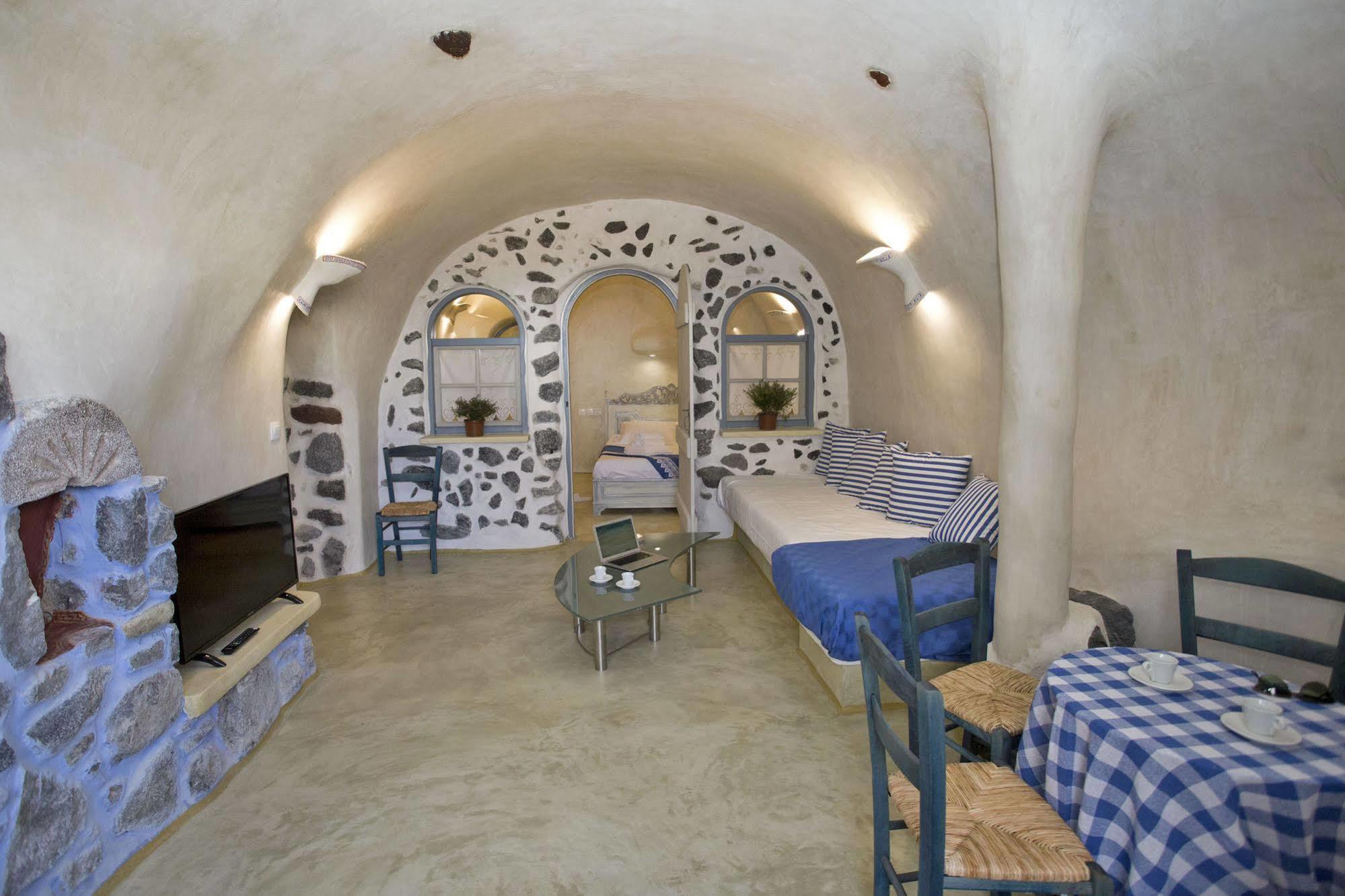 Aura Caves Fira (Santorini)